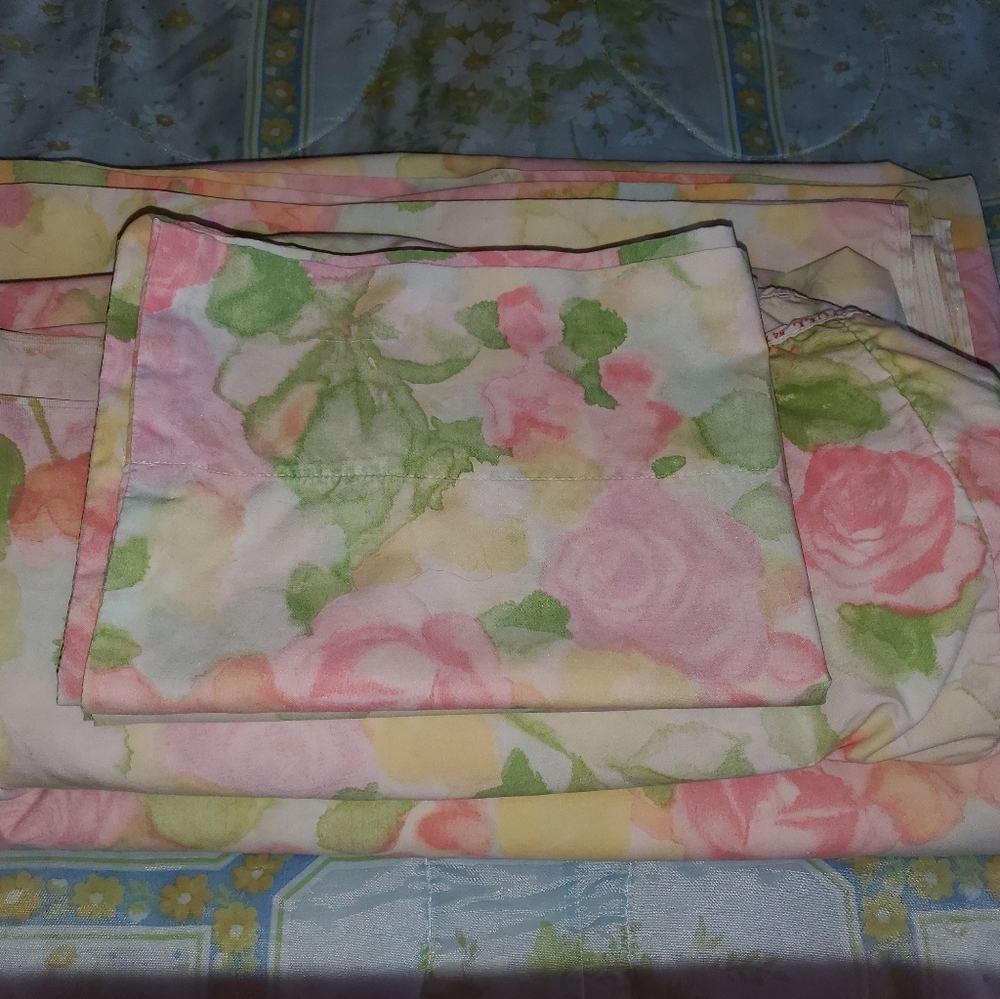 Beautiful vintage Cannon floral full sheet set.